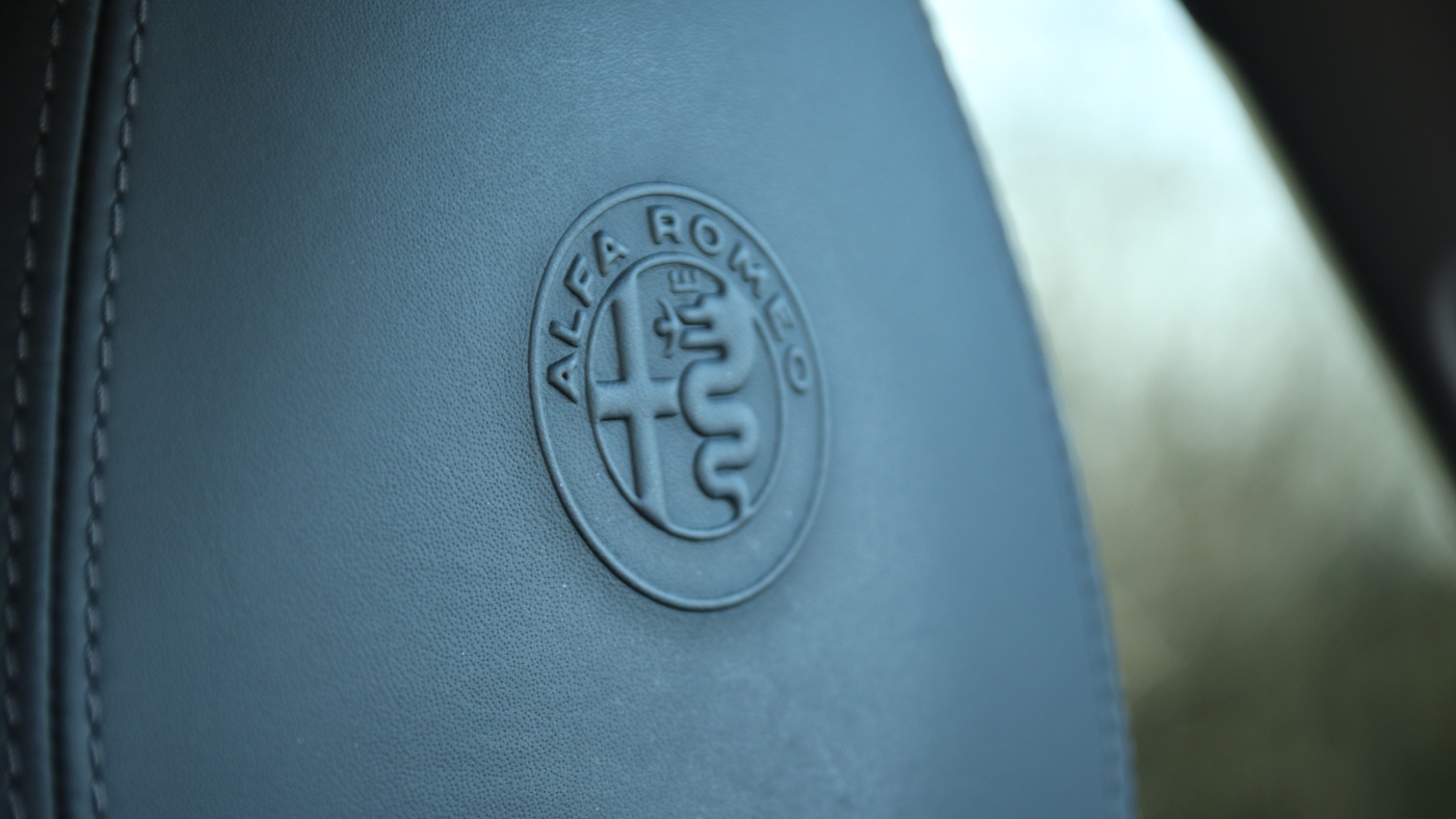 Slideshow Bild - Das Alfa Romeo Wappen in den Kopfstützen ist eigentlich Pflicht.